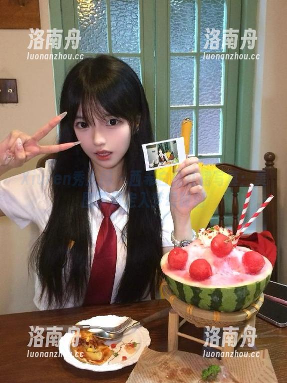 Xiuren秀人网-西希白兔 Xiuren秀人网 - 西希白兔红裙写真:美图带你走入梦幻时刻