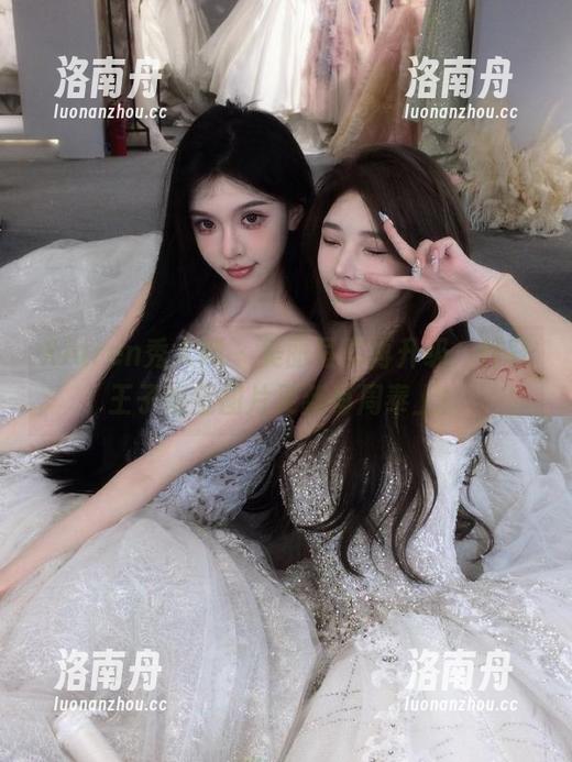 Xiuren秀人网-轩轩王子 Xiuren秀人网 - 美丽写真再升级,轩轩王子浴室图片更新每周奉上!