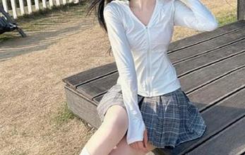 Xiuren秀人网 – 迷人的陈怡曼戴上眼镜，无圣光美图让她看起来越发可爱，快来为她点赞！