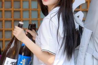 Xiuren秀人网 – 泳池里的陈茜妮zoe：一场甜美盛宴的精选写真集，分享她的独特魅力！