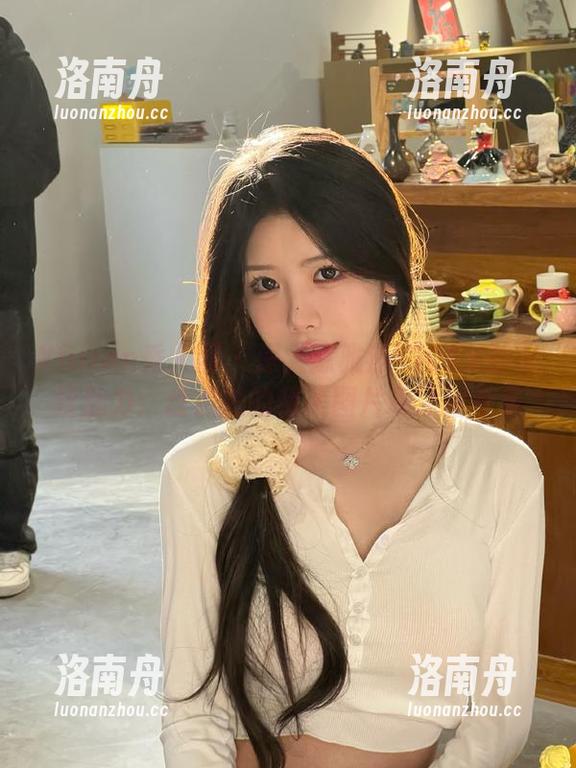 Xiuren秀人网 - 深入陈雅漫VICKY的黑丝魅力：盘点她的精美图片和原图合集