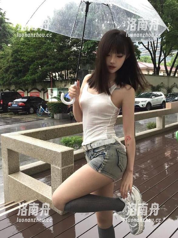 Xiuren秀人网 - 定制你的视觉盛宴：雪瑞Lisa姐姐的写真让人乐不可支！