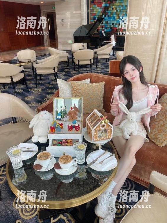 Xiuren秀人网-黄婧GIGI Xiuren秀人网 - 黄婧GIGI礼服写真,衣服太美让人只想发呆,原图图集我们一起欣赏吧!