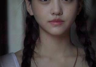 Xiuren秀人网 – 徜徉在黄歆苑的红裙世界：绝美写真合集与动人照片分享