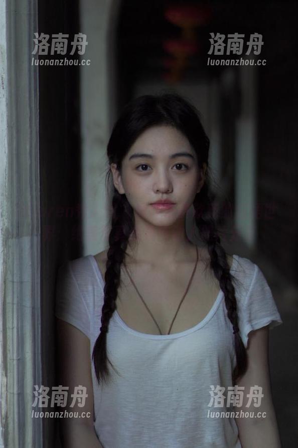 Xiuren秀人网-黄歆苑 Xiuren秀人网 - 徜徉在黄歆苑的红裙世界:绝美写真合集与动人照片分享