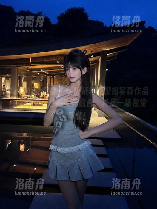 YouMi尤蜜荟-周妍希 YouMi尤蜜荟 - 在周妍希的御姐写真作品中,优雅与性感完美融合,真是一场视觉盛宴!