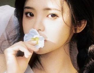YouWu尤物馆 – 睡衣中的FoxYini孟狐狸，写真图片展现她独特的时尚魅力