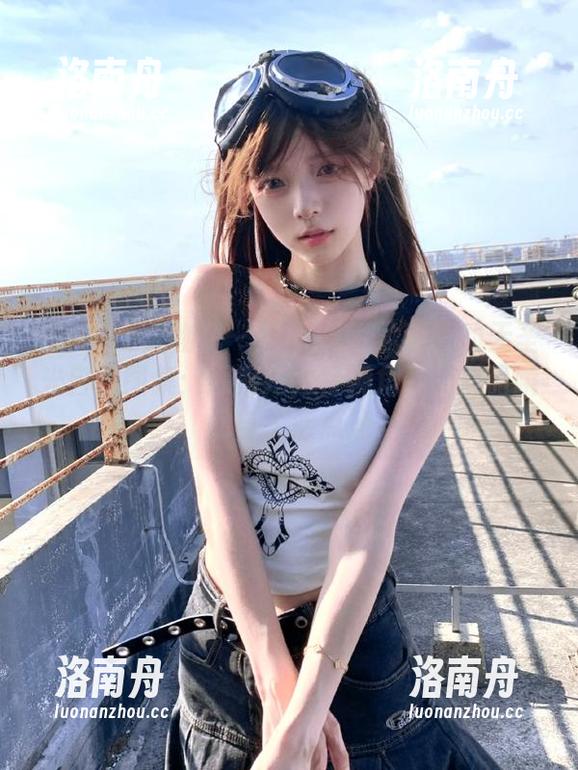 YouWu尤物馆-FoxYini孟狐狸 YouWu尤物馆 - FoxYini孟狐狸的无圣光自拍图集:探索她独特视角下的美丽瞬间与生活点滴