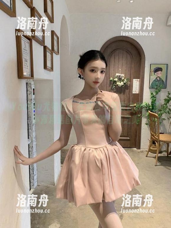 YouWu尤物馆-艾小青 YouWu尤物馆 - 在泳装中探索自我:艾小青精选图片带来的自嘲之美