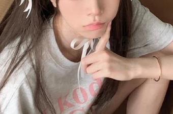 让ZinieQ的美脚写真成为你的灵感源泉，分享她的时尚故事吧！