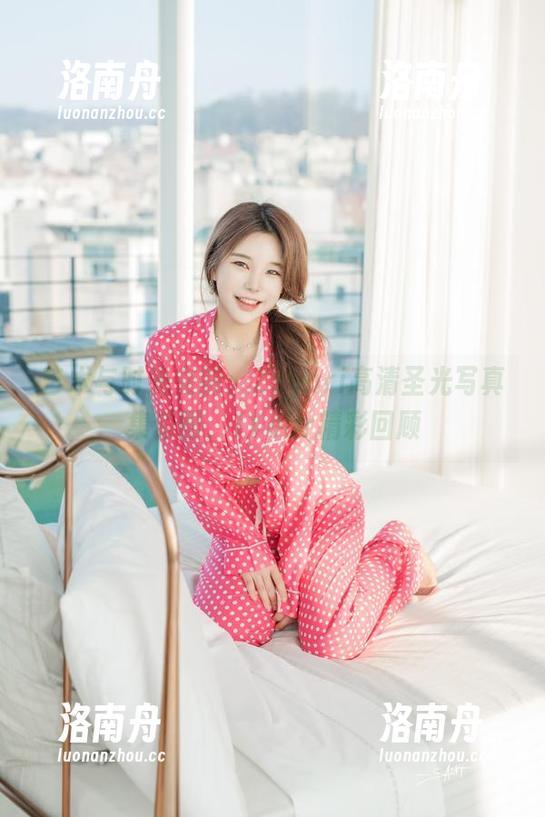 Zzyuri 艺术与时光交融:Zzyuri高清圣光写真集套图,1Year精彩回顾