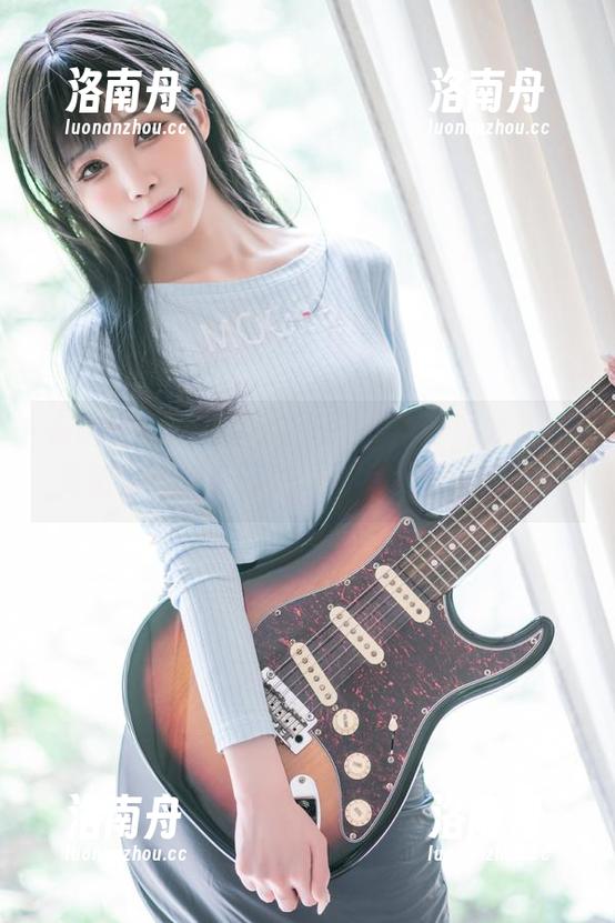 aqua水淼 在aqua水淼的写真里,小林家的龙女仆竟然也能化身搞笑段子手,太好玩了!