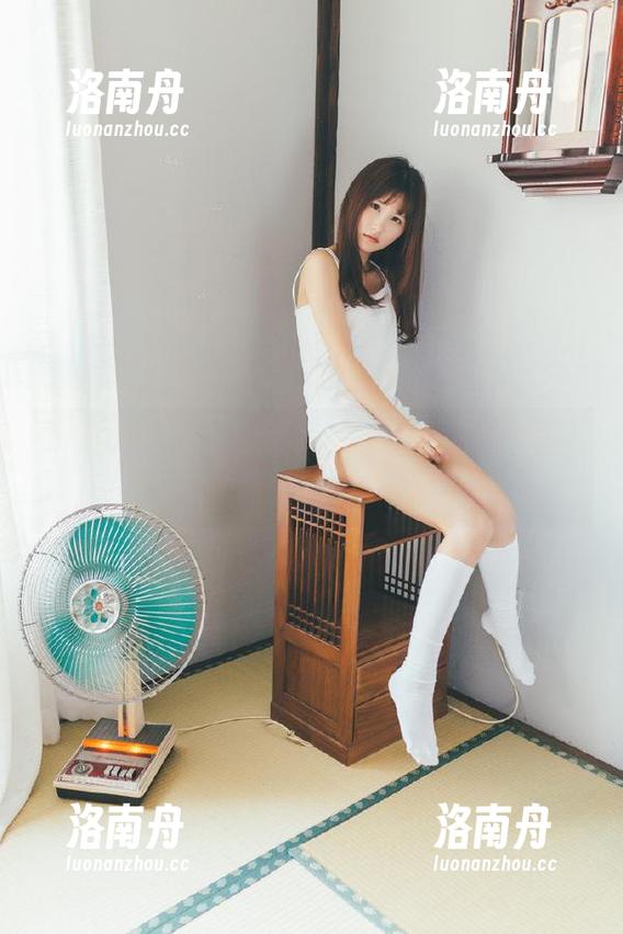 beautyleg-Iris beautyleg - Iris眼镜:高清美图展现她独特的视角与个性