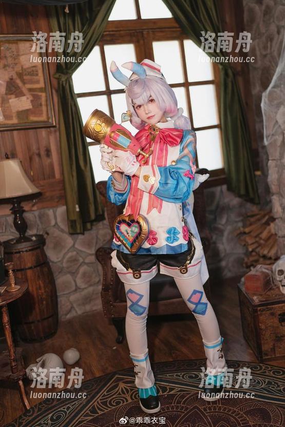 coser衣衣 萌动心弦:coser衣衣以可爱cos写真征服每一个观众