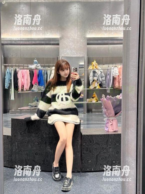 pans-小颖 pans - 小颖的另类高清写真:眼镜下的搞笑和真实,自嘲让人爱不释手