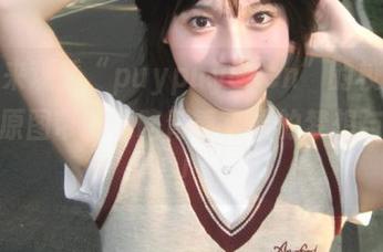 一起来观看“puypuychen”的校服写真，原图带你领略青春无畏的梦想与自由！