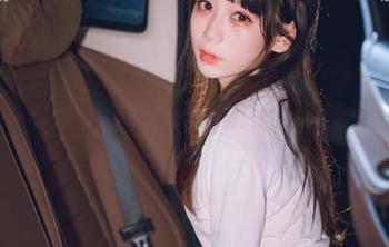 usejan蓝蓝黑丝睡衣写真集资源：自嘲式美的另类表达