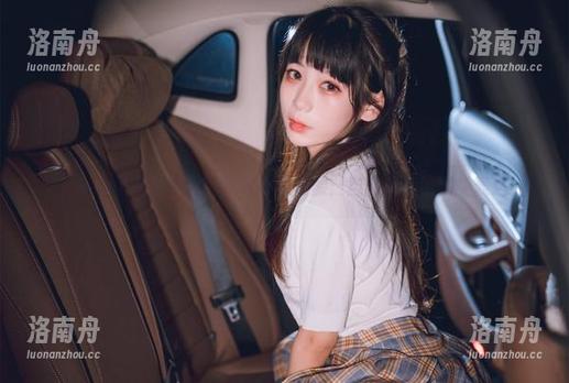 usejan蓝蓝黑丝睡衣写真集资源：自嘲式美的另类表达