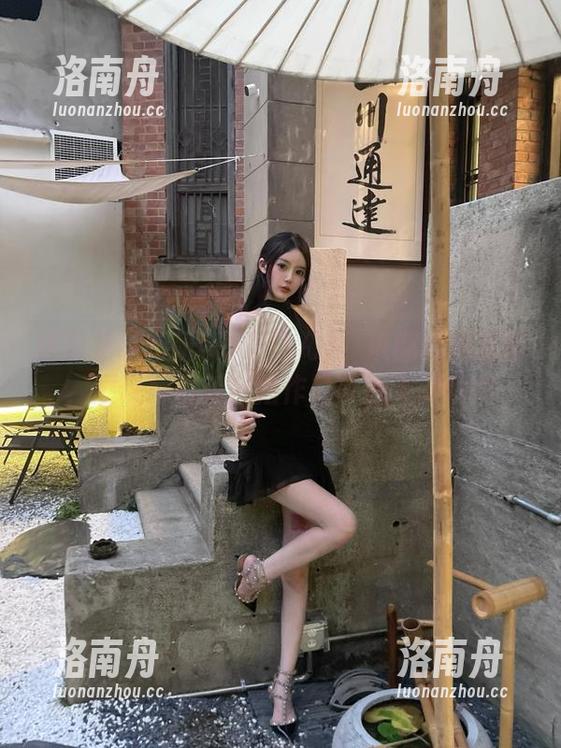 这里是けん研(けんけん)：近期套图更新，展现她最新自拍作品中的灵动瞬间