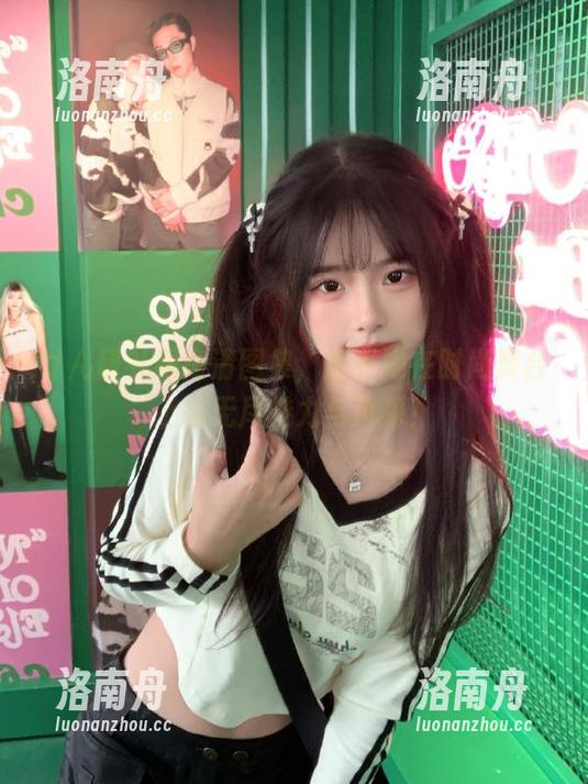 けん研 けん研礼服高清图集,感受她在时尚舞台上的无尽魅力与风采!