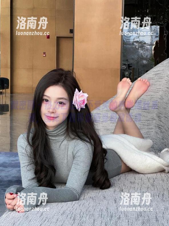 不爱笑的赛琳 微密圈 - 热力四射的不爱笑的赛琳黑丝系列,图库下载带你感受极致诱惑