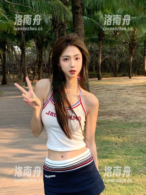 不爱笑的赛琳 微密圈 - 精选原图!不爱笑的赛琳眼镜写真,让你看到她的另一面,真是不可思议!