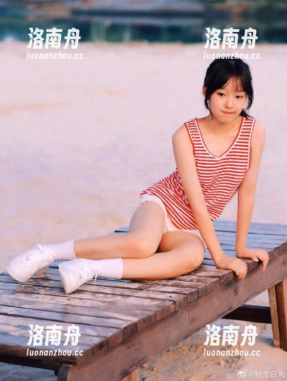 丽柜-yuleba 丽柜 - yuleba牛仔裤精选合集:捕捉纤细牛仔质感下的真实瞬间
