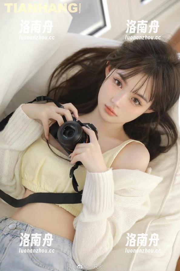丽柜-文芮 丽柜 - 探索双生花的魅力:文芮全套原图带你感受闺蜜情丝