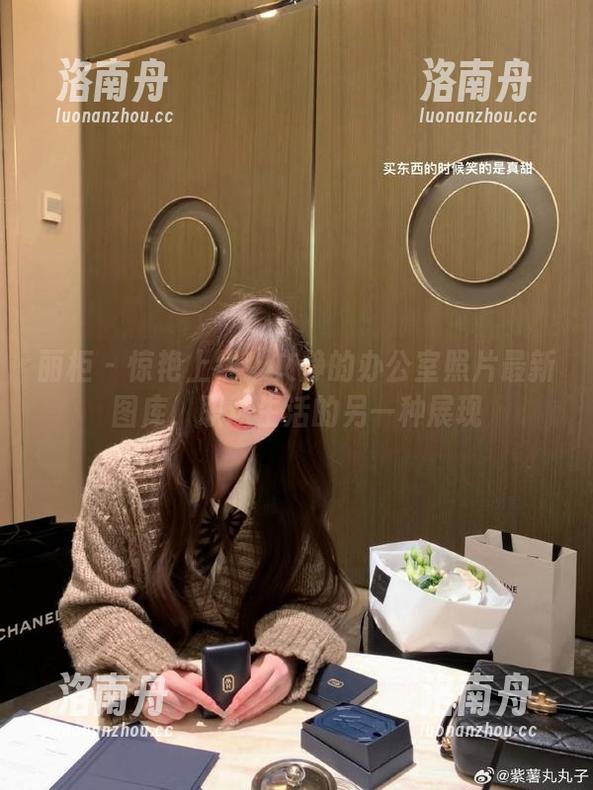 丽柜 - 惊艳上线！文静的办公室照片最新图库，职场生活的另一种展现