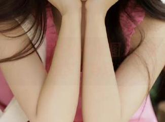 丽柜 – 精选桃子户外写真图片：春风拂面中的梦幻与活力