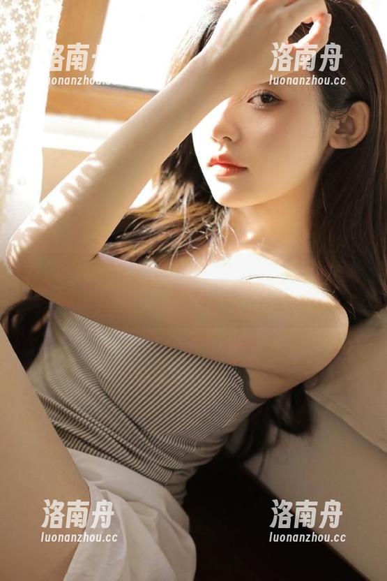 丽柜 - 潼潼美脚艺术写真，最新图片更新开启视觉盛宴