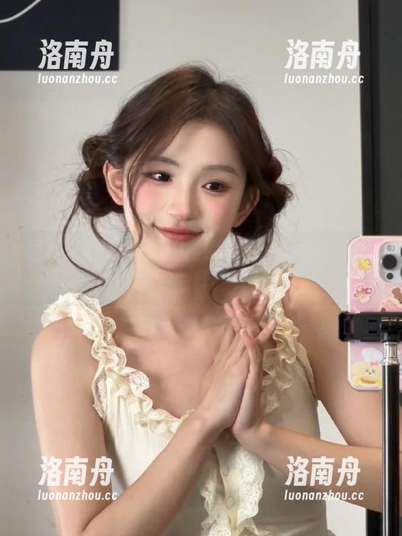 丽柜-露露 丽柜 - 不为人知的露露秘密:她的写真照片展现了怎样的另一面?