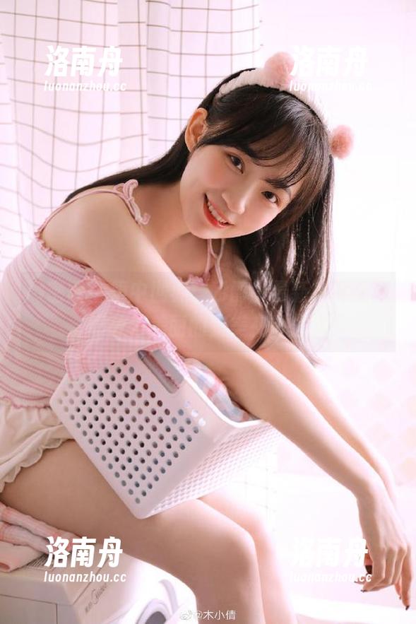 乙醇子 微密圈 - 镜中世界:乙醇子最新写真集,眼镜与美丽的完美交融之旅
