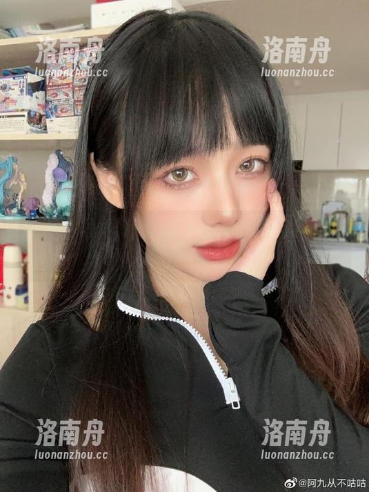 用高清写真传递九言空姐的优雅与自信，尽在这一刻