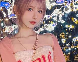 在仙女月的私房写真里，赛博风格如何展现出极致的幻想与现实交织？
