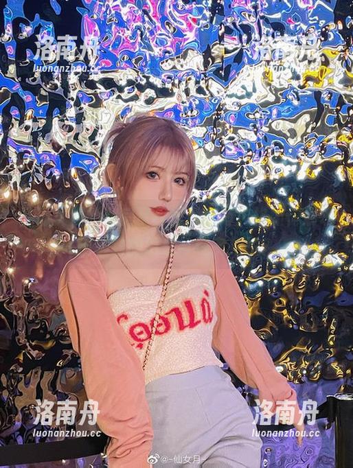 仙女月 在仙女月的私房写真里,赛博风格如何展现出极致的幻想与现实交织?