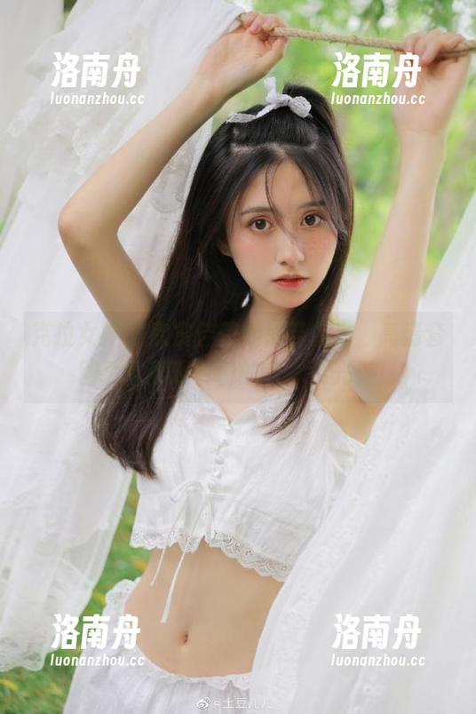 克拉女神 - 欣赏佳莹的吊带魅力，高清套图为你展现春日的每一缕光影！