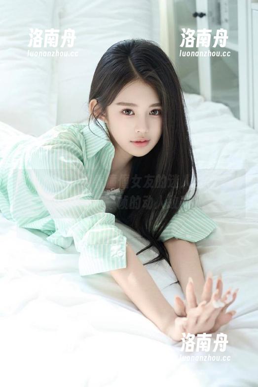 克拉女神 - 观看僮僮女友的迷人图包，感受她每一帧的动人故事