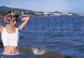 克拉女神 – 妮子精心定制的办公室写真：让你的办公桌也能成为时尚秀场，笑点满满！