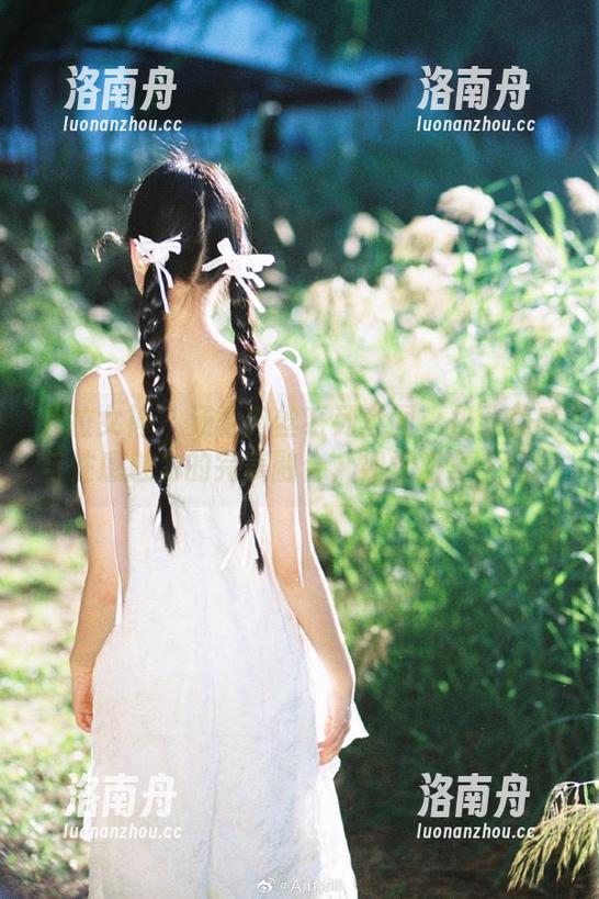 克拉女神 - 汤怡肉丝系列套图：极致美感与性感魅力的完美融合，视觉盛宴之选！