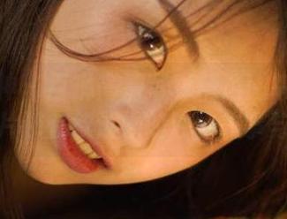 克拉女神 – 百琳高清写真精选：每一张美脚图片都在叙述她的独特故事与风格