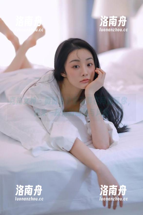 克拉女神 - 薇薇办公室写真在网盘等你，快来一探她的创意与风格