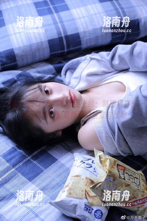 最新兔玩映画写真作品上线：制服裙白丝的写真图片展现青春的精致与优雅