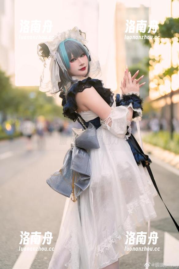 兔胖胖min的写真照片：展现路易九世礼服下的独特魅力