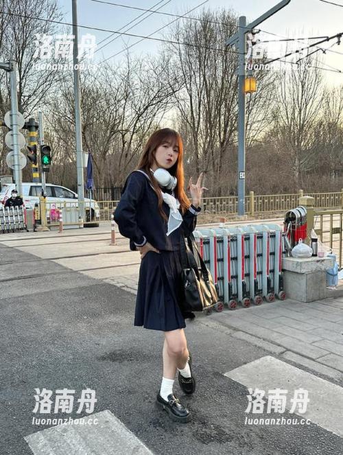 初夏女神-双双 初夏女神 - 双双姐妹出行的最新图集,感受风景与友谊交融的完美瞬间