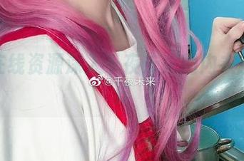 通过在线资源深入千夜未来的内衣摄影世界