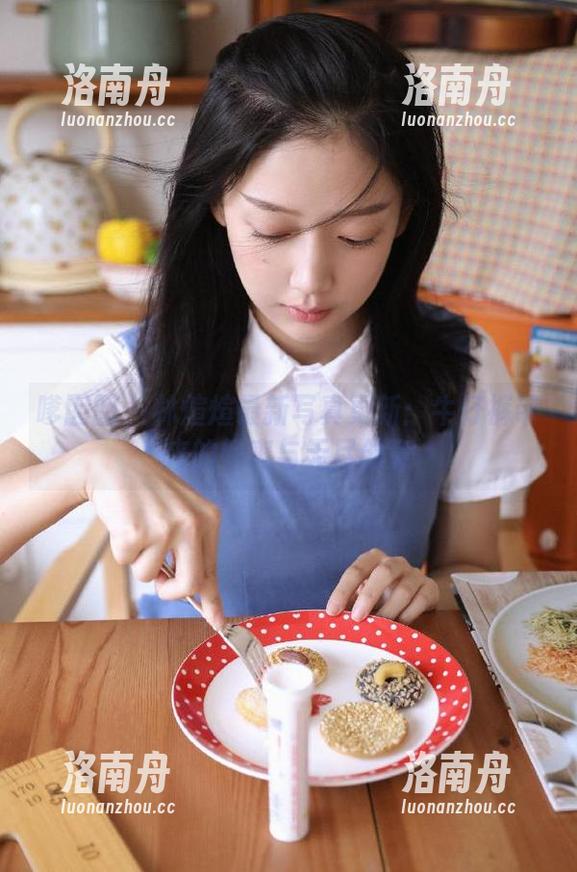 嗲囡囡-林煊煊 嗲囡囡 - 林煊煊最新写真更新:牛仔裤带来的畅爽与无尽创意