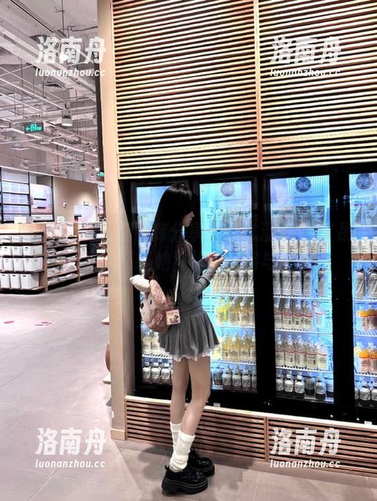 嗲囡囡-陈雅漫VICKY 嗲囡囡 - 精选图库分享:陈雅漫VICKY吊带写真,感受她独特的风格与魅力!