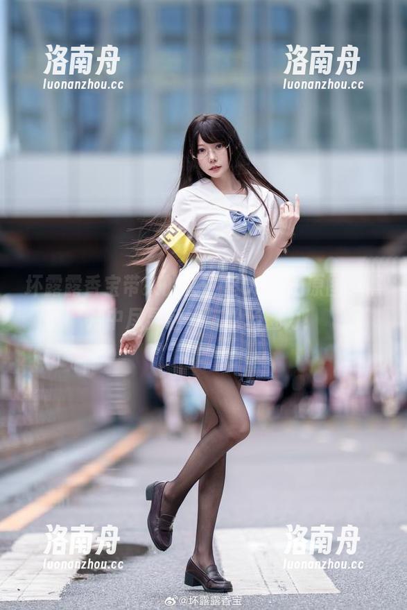 坏露露香宝带来的会议室OL自拍原图，照片中尽显活力与职场魅力！