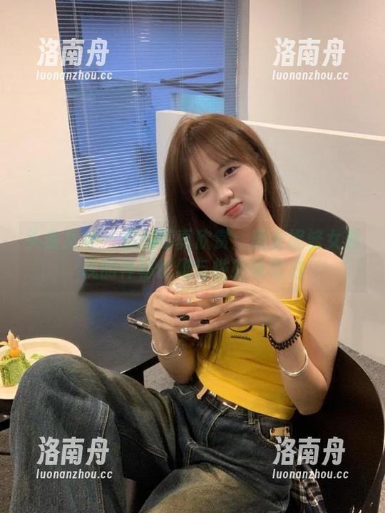 头条女神 - 福利写真欣赏：樊安妮修女展现的神秘优雅与性感吸引力